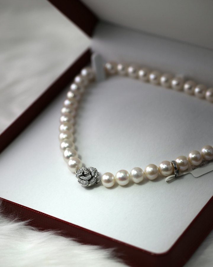 Pearl necklace presented with an elegant gift box