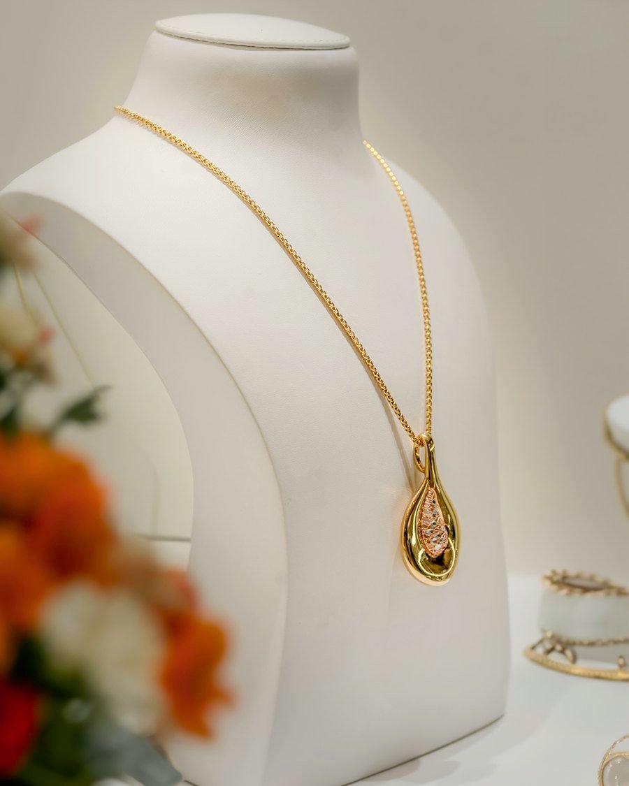 22kt gold necklace displayed on an ivory bust