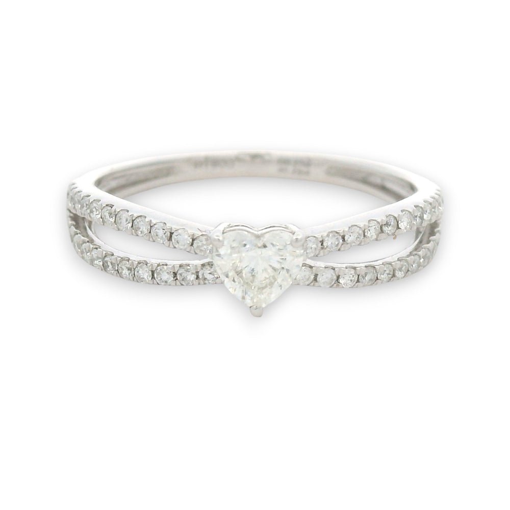 Diamond ring with a split pavé band
